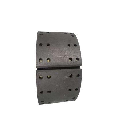 Профессионал настраивает тормозную обувь для оригинальной модели автобуса.