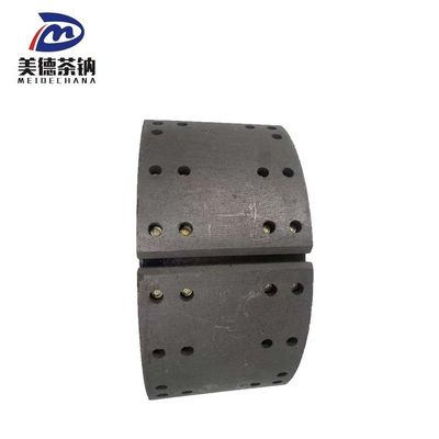 Профессионал настраивает тормозную обувь для оригинальной модели автобуса.