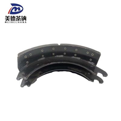 Профессионал настраивает тормозную обувь для оригинальной модели автобуса.