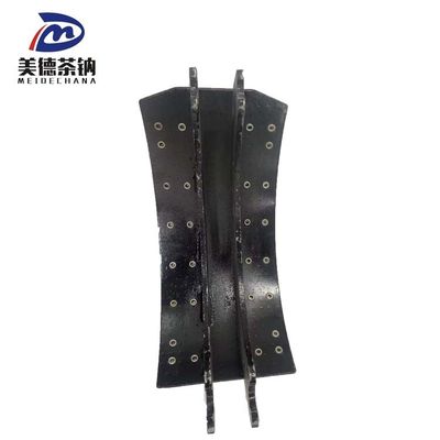 Профессионал настраивает тормозную обувь для оригинальной модели автобуса.