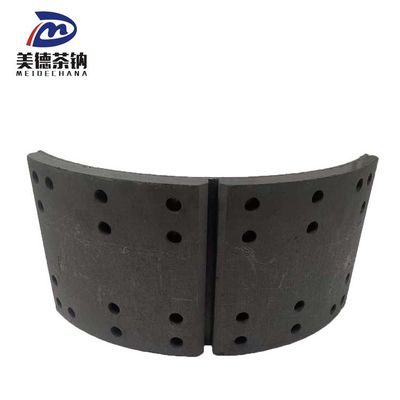 Профессионал настраивает тормозную обувь для оригинальной модели автобуса.