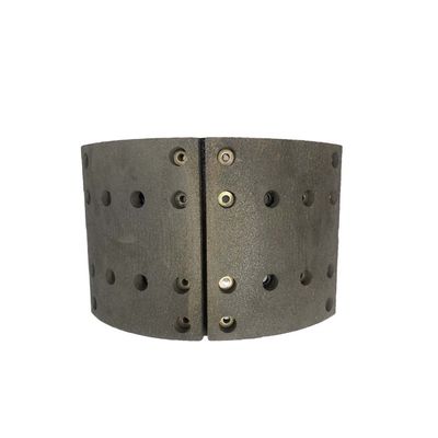 Профессионал настраивает тормозную обувь для оригинальной модели автобуса.